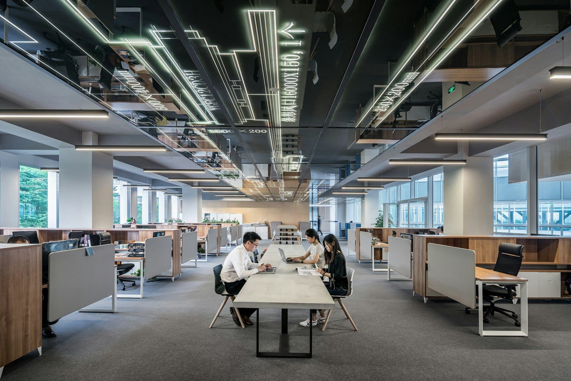 在现代开放式科技办公室里工作的团队